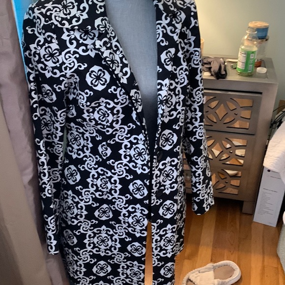 Stylish rain jacket with black and white pattern - Picture 2 of 6